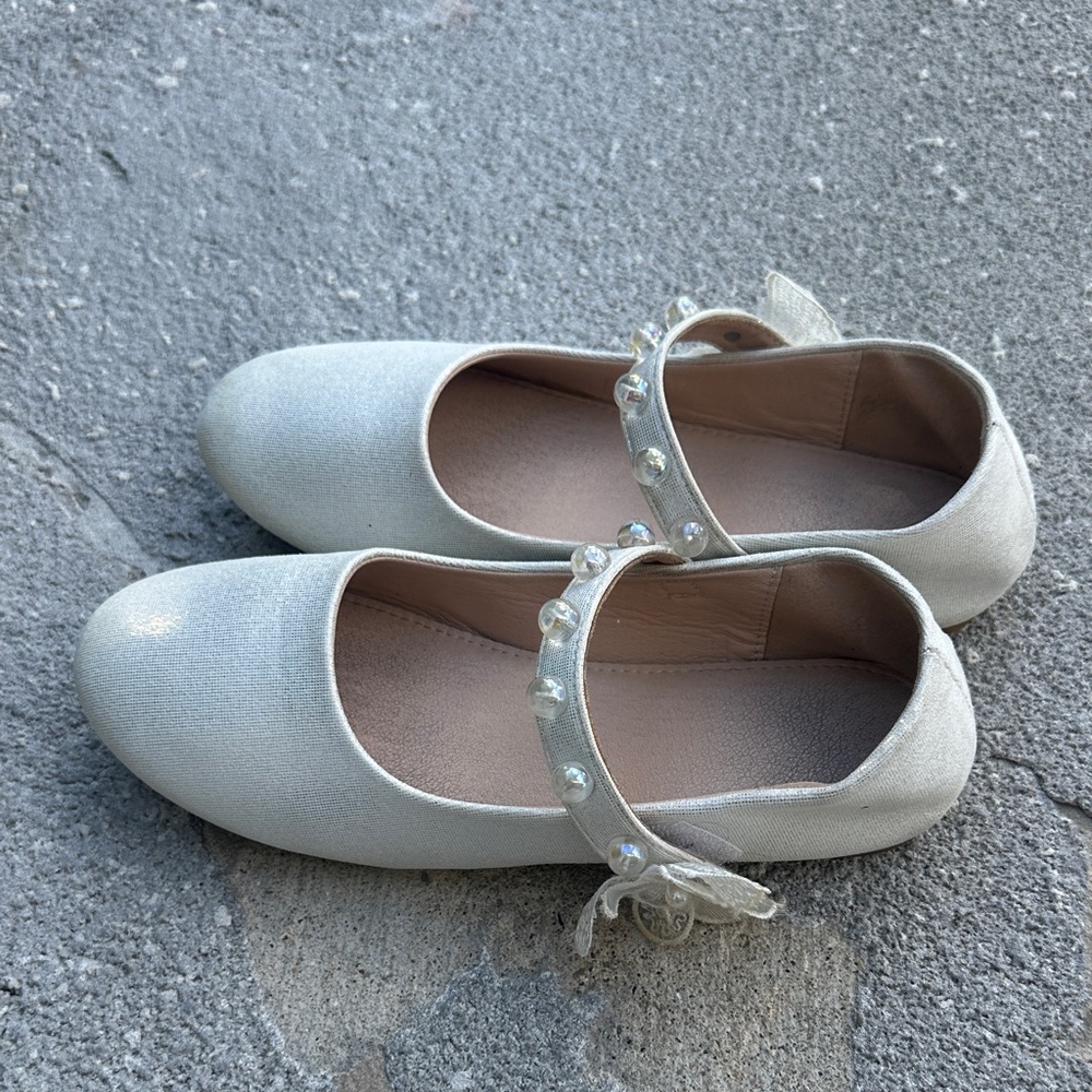 Chic White Kids' Sandals with Pearl Accents